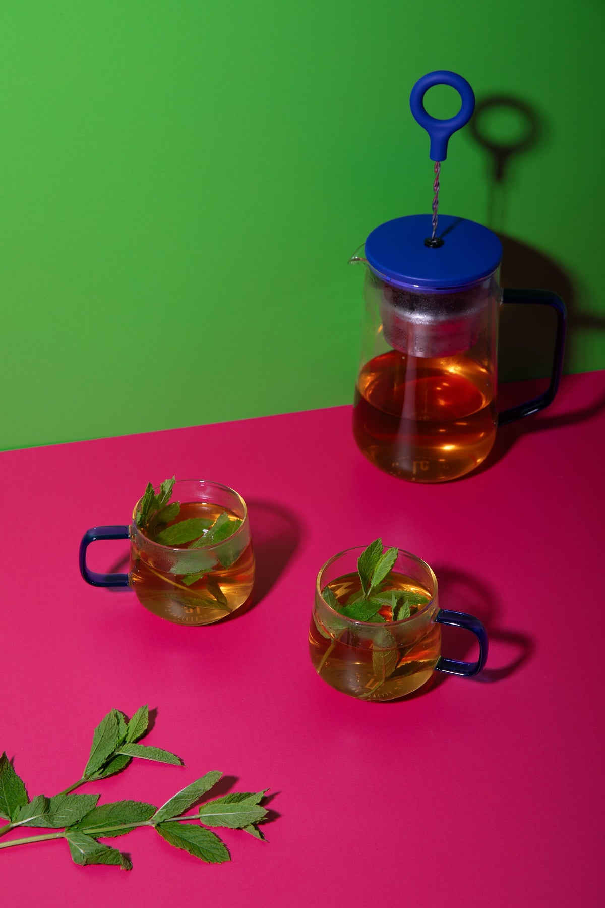 Kubki szklane z niebieskim uchwytem La Cafetière – 2 szt., 275 ml – aranżacja
