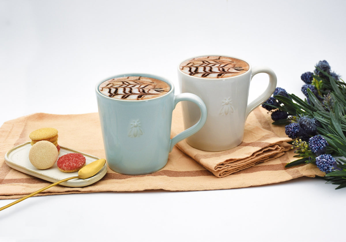 Kubek ceramiczny Abeille La Rochère – kremowy 400 ml – aranżacja
