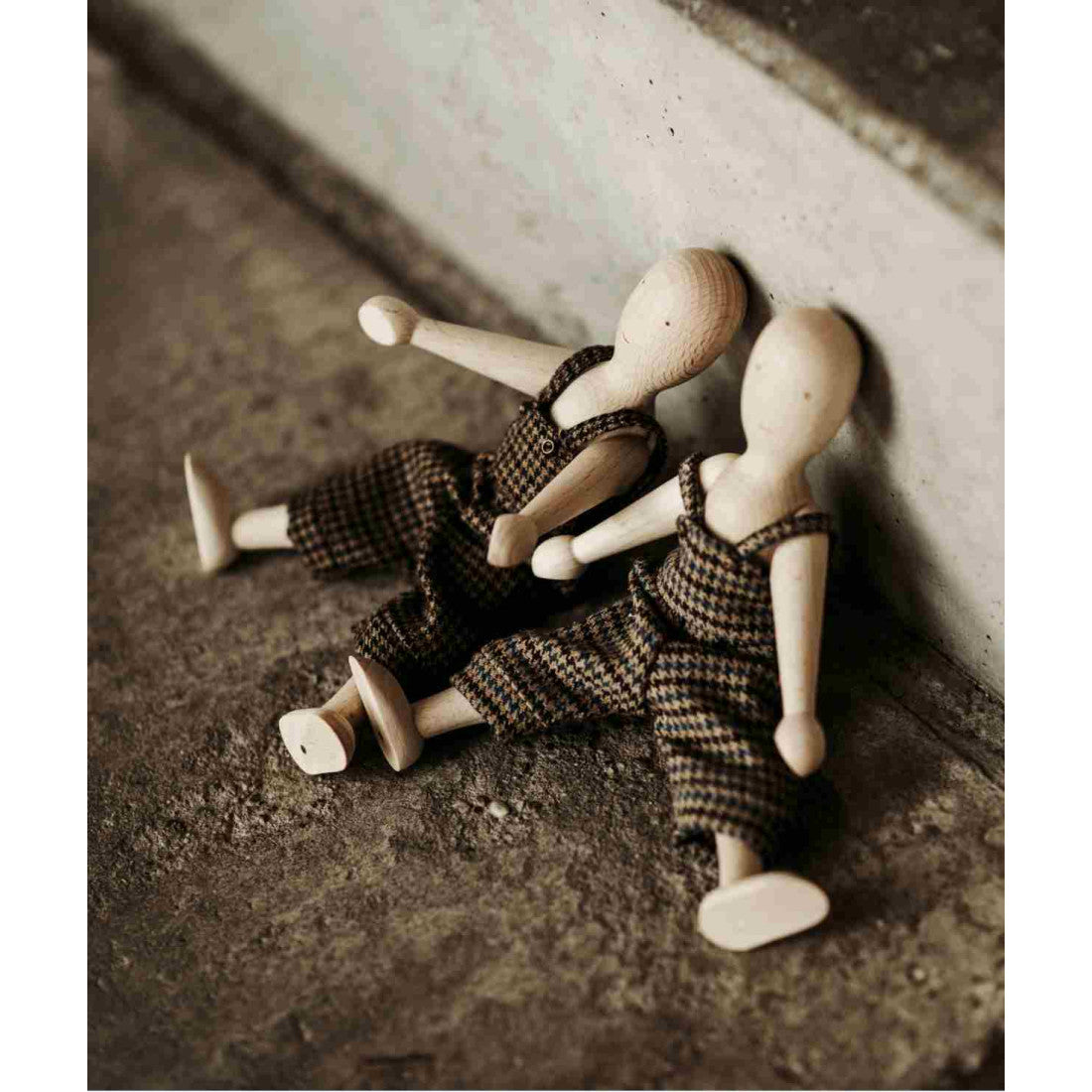 Drewniana lalka Orzechowa ze spodniami Wooden Story – zdjęcie 4