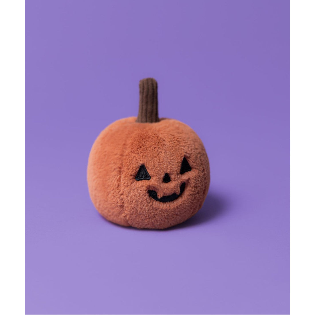 Maskotka Jellycat Amuseables – Dynia Jack 10 cm, zdjęcie na fioletowym tle