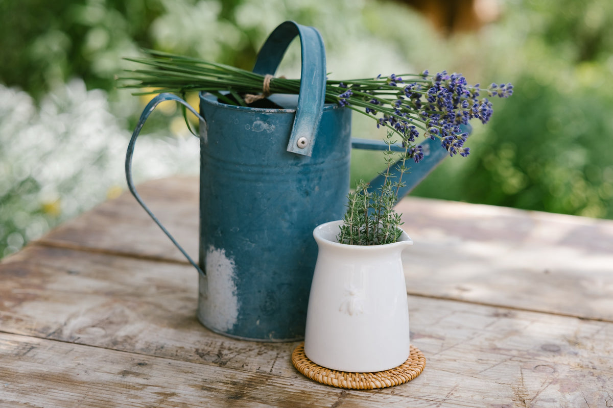Mlecznik-sosjerka ceramiczny Abeille La Rochère – kremowy 200 ml – aranżacja