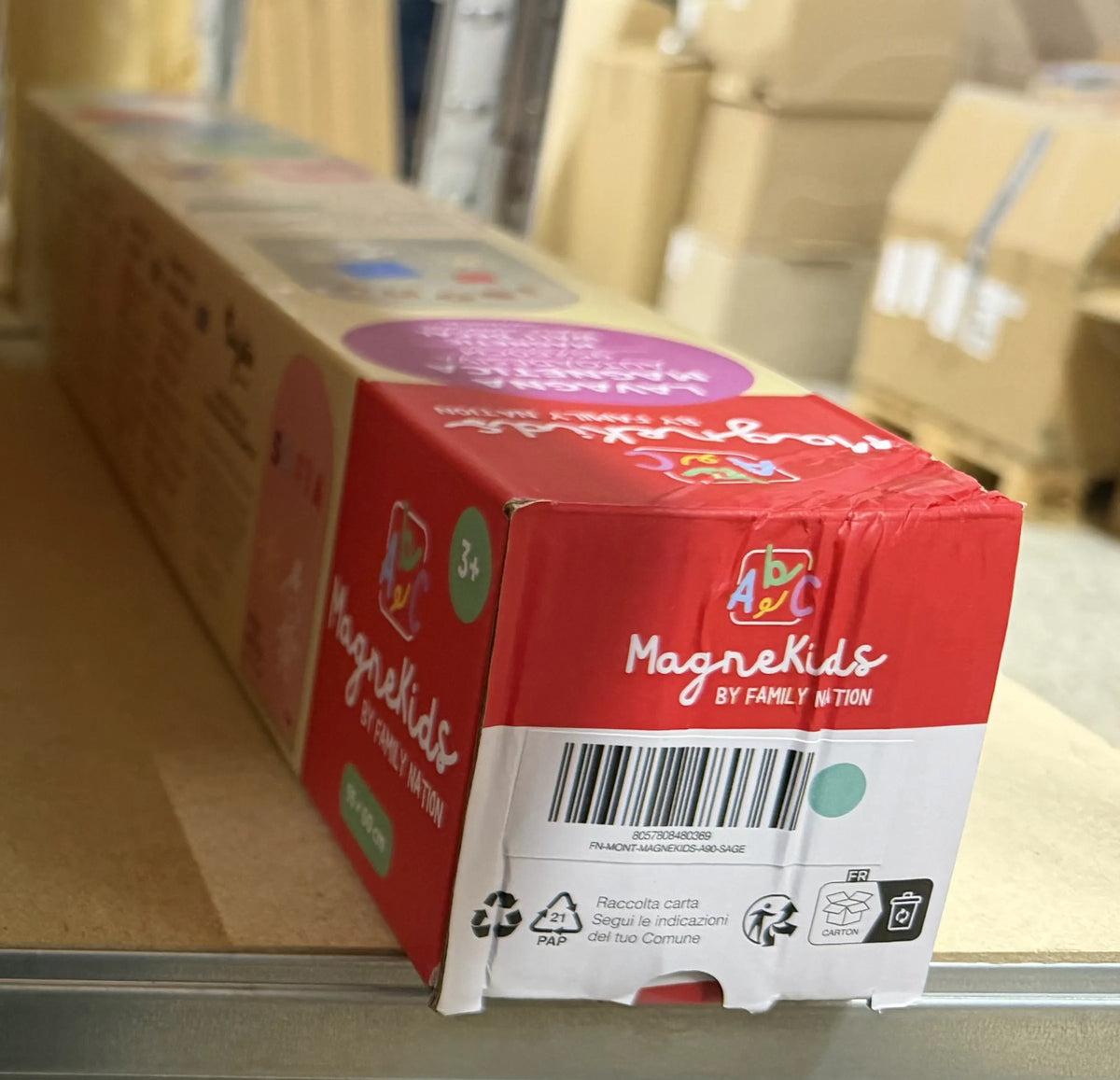 Opakowanie tego egzemplarza tablicy MagneKids Arch Sage Green – koniec kartonu