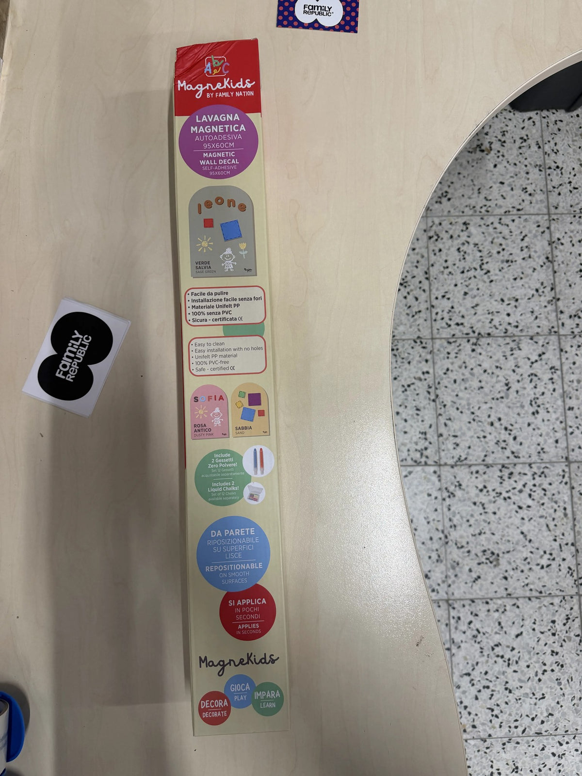 Ten egzemplarz tablicy MagneKids Arch Sage Green – przód kartonu