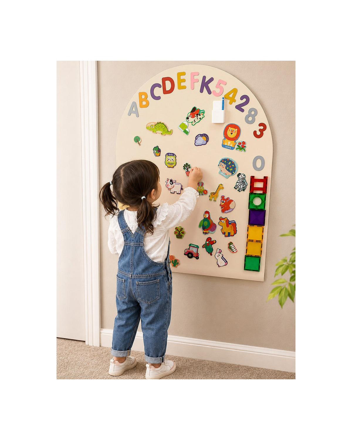 Tablica magnetyczna MagneKids Arch Sand na ścianie pokoju dziecka
