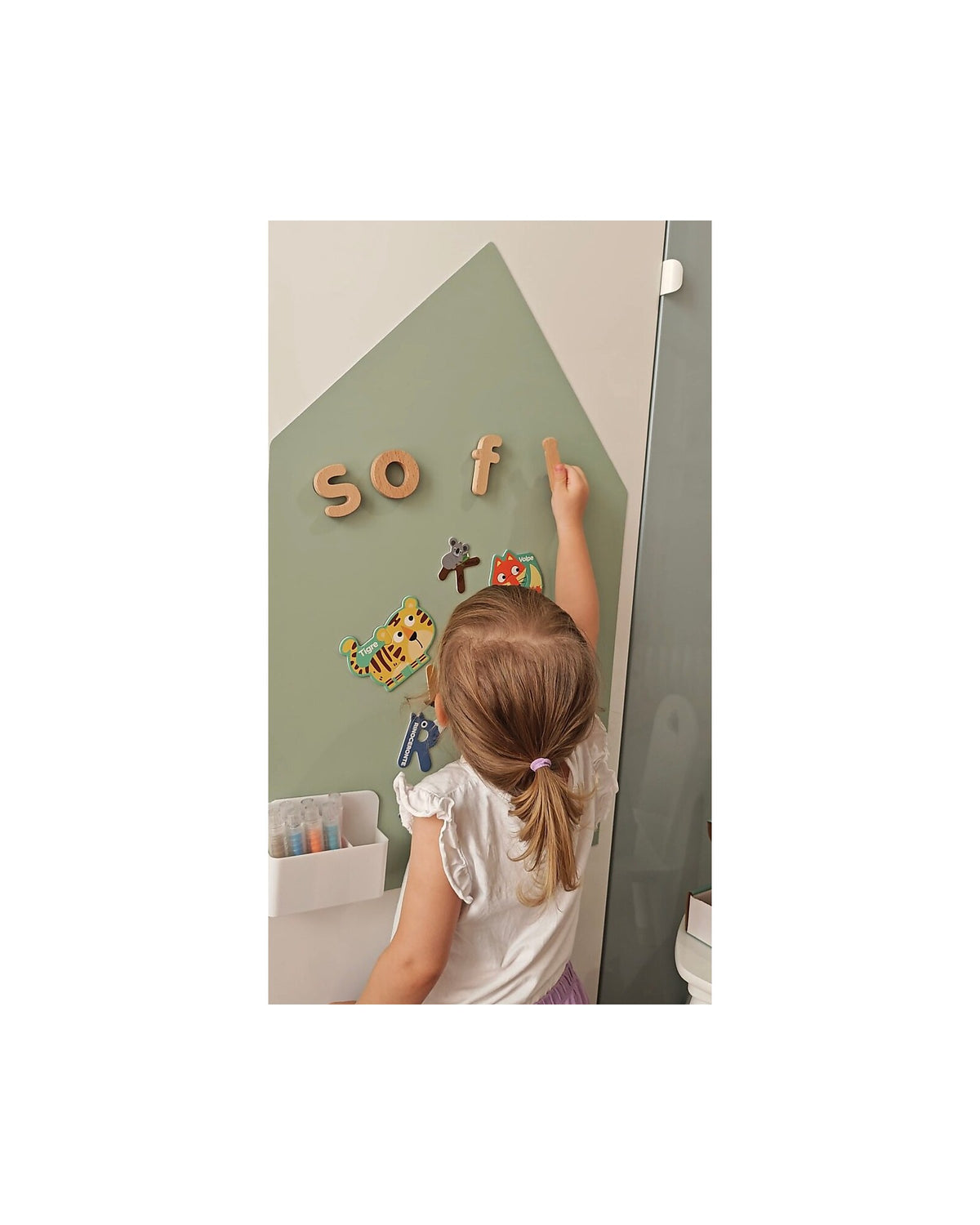 Family Nation MagneKids magnetyczna tablica samoprzylepna House 70×44 cm – Sage Green