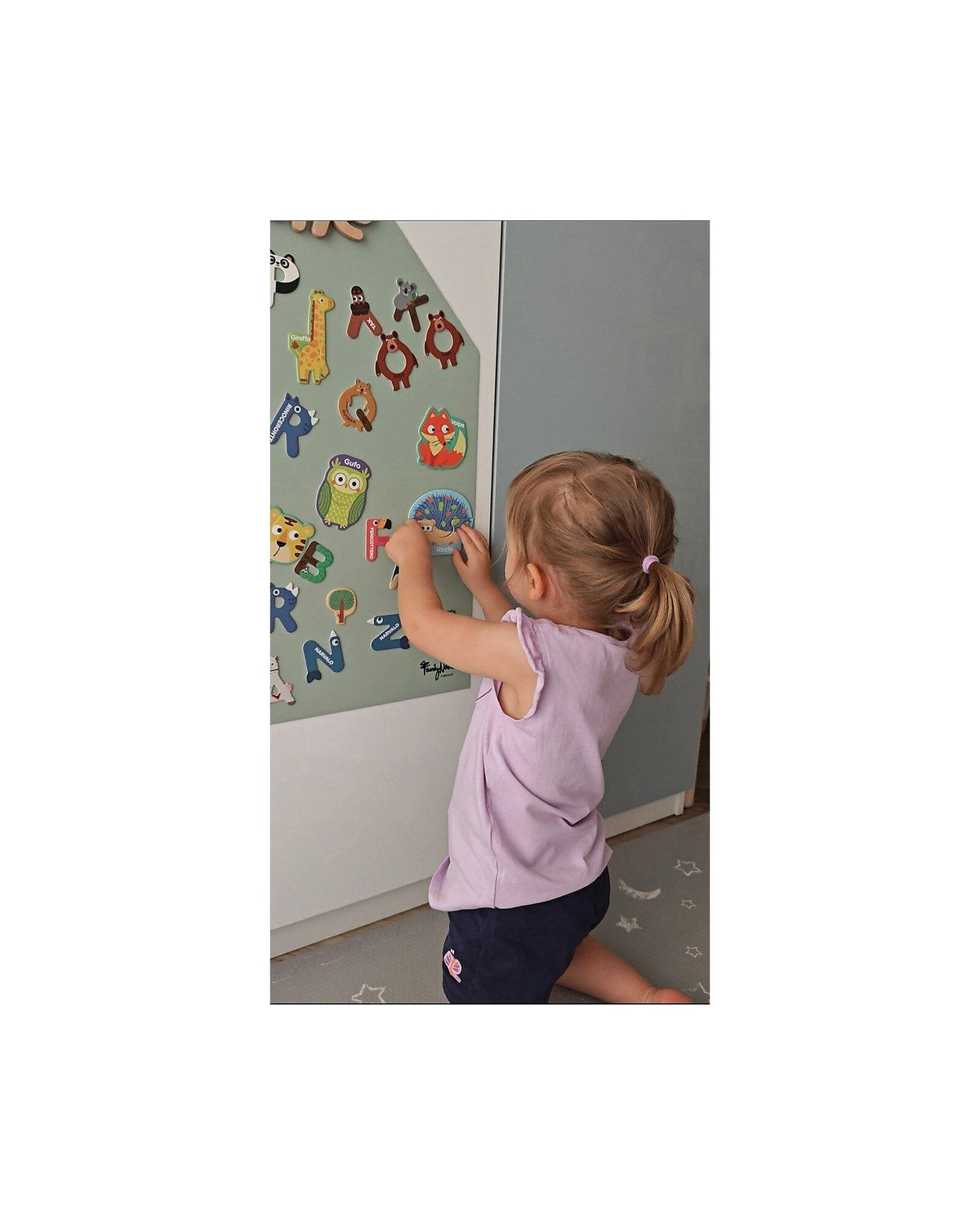 Family Nation MagneKids magnetyczna tablica samoprzylepna House 70×44 cm – Sage Green