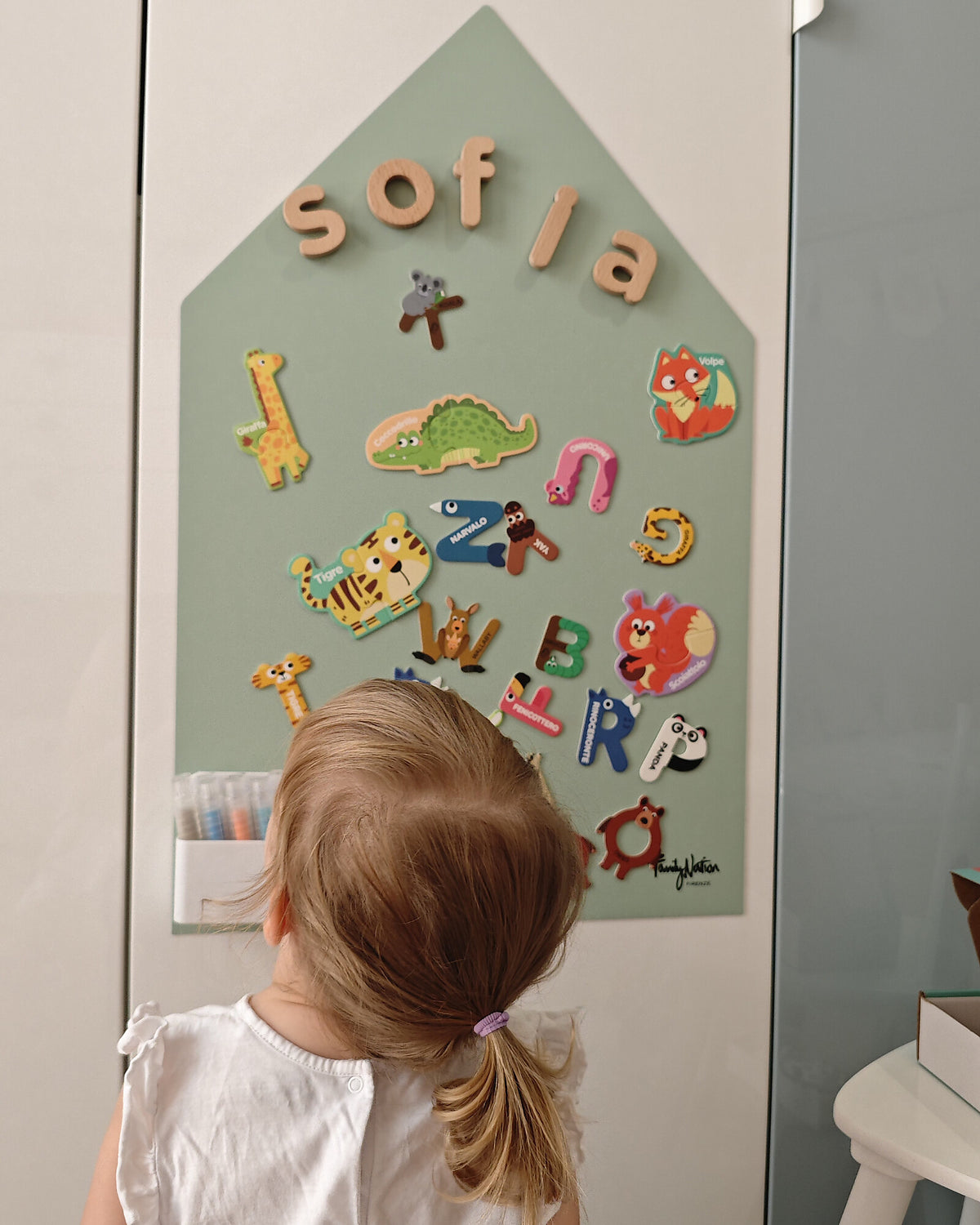 Family Nation MagneKids magnetyczna tablica samoprzylepna House 70×44 cm – Sage Green