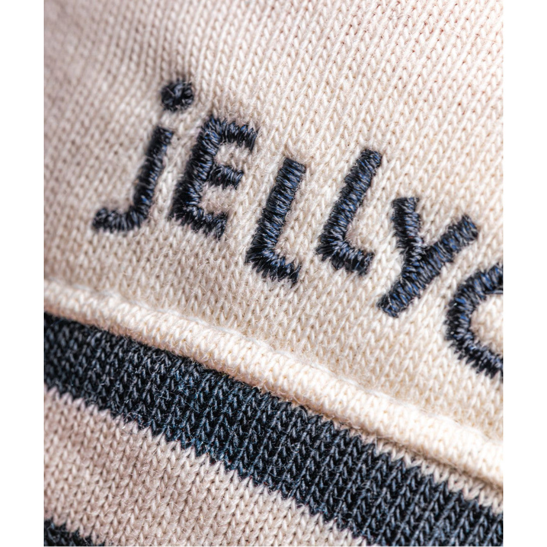 Maskotka Jellycat – Homar Larry Marynarz 28 cm, zbliżenie na wyhaftowany napis Jellycat na swetrze