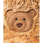 Kapelusz Jellycat – Miś Bartłomiej, obwód 61 cm, zbliżenie na naszywkę z buzią misia