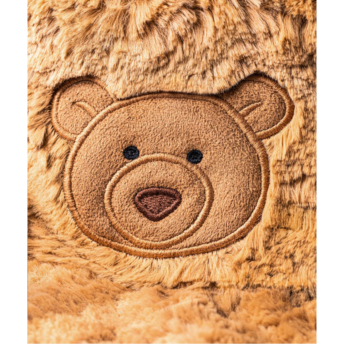 Kapelusz Jellycat – Miś Bartłomiej, obwód 61 cm, zbliżenie na naszywkę z buzią misia