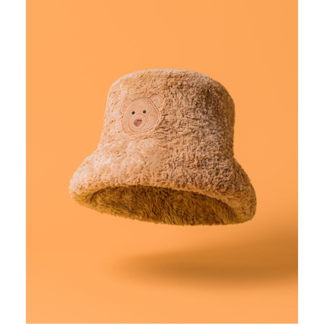Kapelusz Jellycat – Miś Bartłomiej, obwód 61 cm, kapelusz na pomarańczowym tle