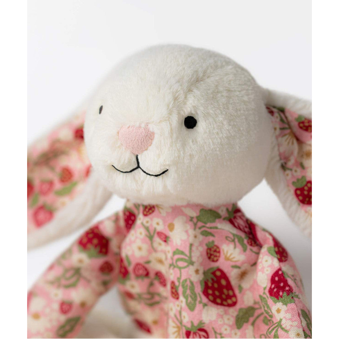 Kocyk-przytulanka Jellycat – Króliczek Berry 28 cm, zbliżenie na pyszczek i truskawkowy wzór