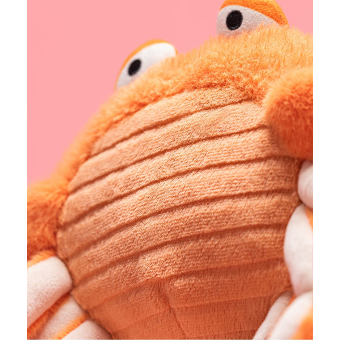 Maskotka Jellycat – Krab Pinchsnap 20 cm, zbliżenie na oczka i sztruksowy brzuszek