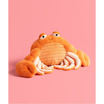 Maskotka Jellycat – Krab Pinchsnap 20 cm, zdjęcie na różowym tle