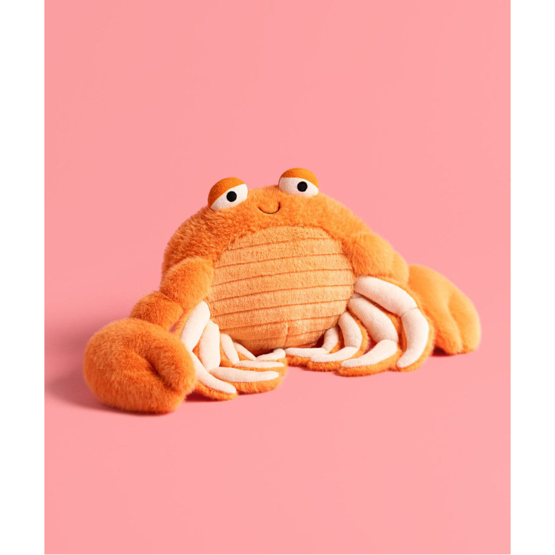 Maskotka Jellycat – Krab Pinchsnap 20 cm, zdjęcie na różowym tle