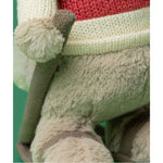 Maskotka Jellycat – Króliczek Beżowy na Nartach 20 cm, zbliżenie na sweterek i narty