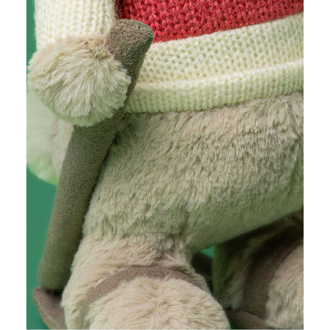 Maskotka Jellycat – Króliczek Beżowy na Nartach 20 cm, zbliżenie na sweterek i narty