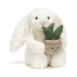 Maskotka Jellycat – Króliczek Kremowy z Aloesem 31 cm, zbliżenie na liście rośliny