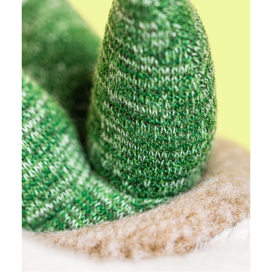 Maskotka Jellycat – Króliczek Kremowy z Aloesem 31 cm, zbliżenie na liście rośliny