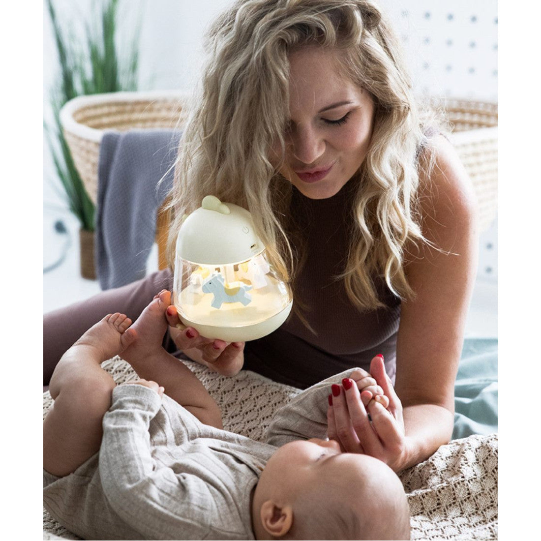 Lampka nocna Kurczaczek z pozytywką Rabbit & Friends – żółta – zdjęcie 2
