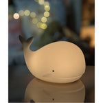 Lampka nocna Wieloryb z pilotem Rabbit & Friends – biała – zdjęcie 5