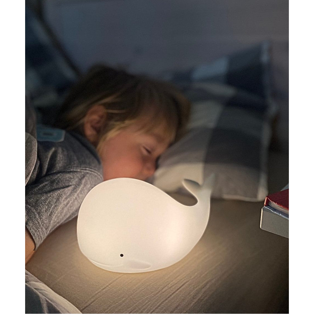 Lampka nocna Wieloryb z pilotem Rabbit & Friends – biała – zdjęcie 4