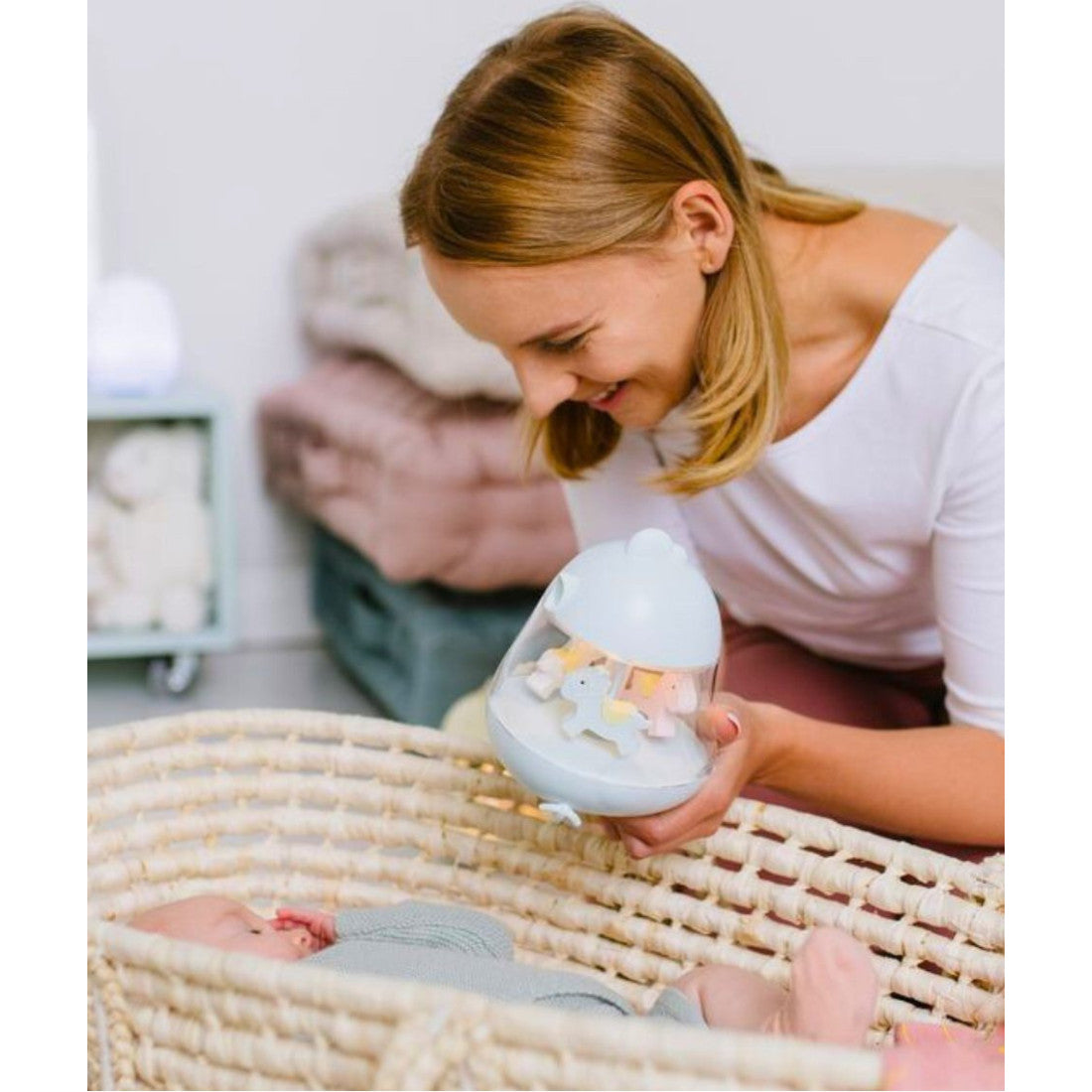 Lampka nocna Kurczaczek z pozytywką Rabbit & Friends – niebieska – zdjęcie 2