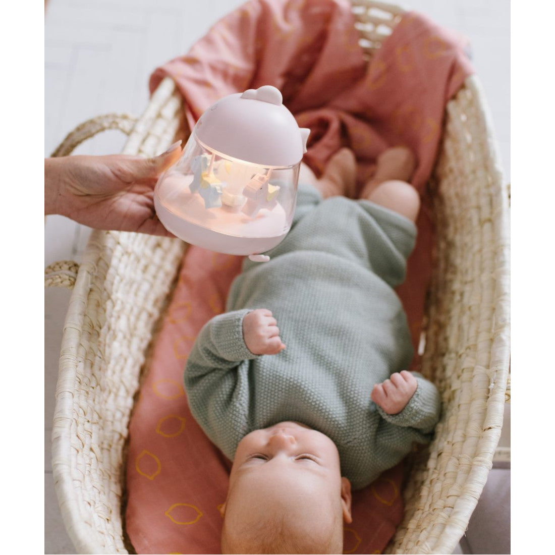 Lampka nocna Kurczaczek z pozytywką Rabbit & Friends – różowa – zdjęcie 2