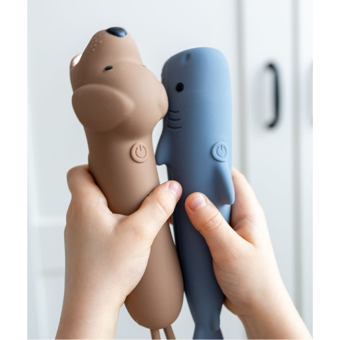 Latarka dla dzieci Pies BUDDY Rabbit & Friends – brązowa – zdjęcie 4