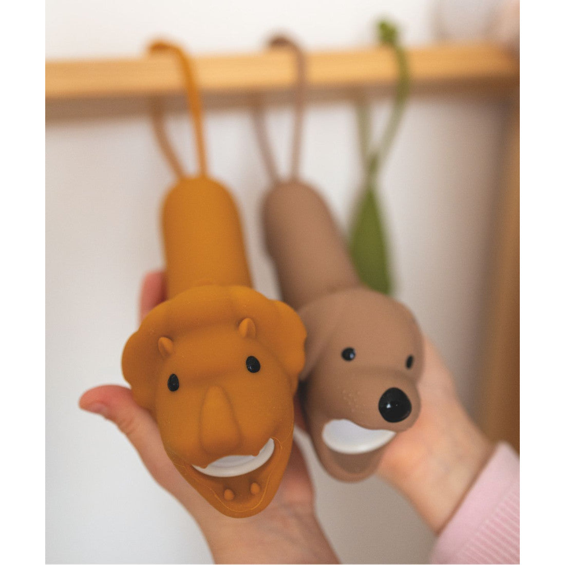 Latarka dla dzieci Pies BUDDY Rabbit & Friends – brązowa – zdjęcie 3