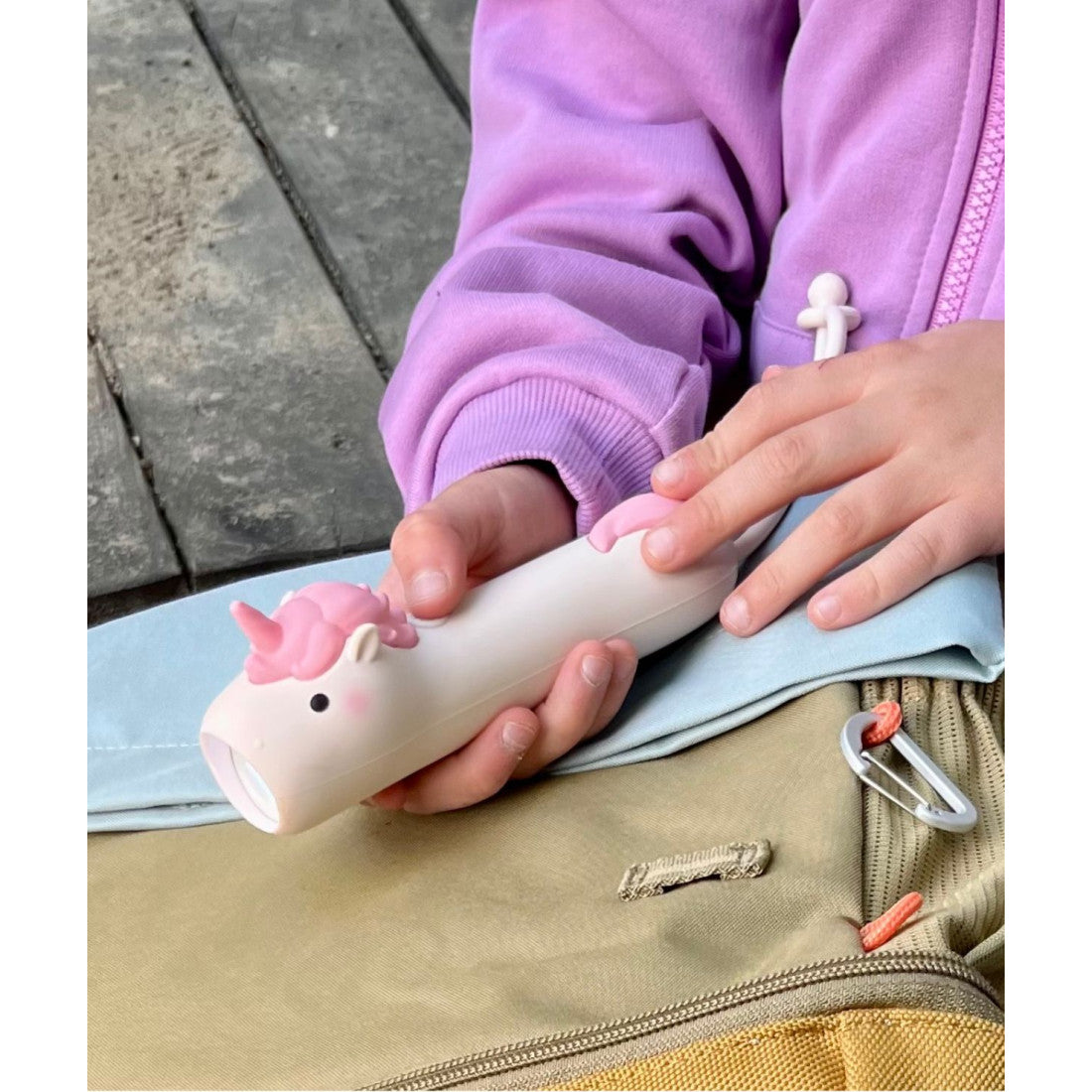 Latarka dla dzieci Jednorożec PINKY Rabbit & Friends – różowa – zdjęcie 4