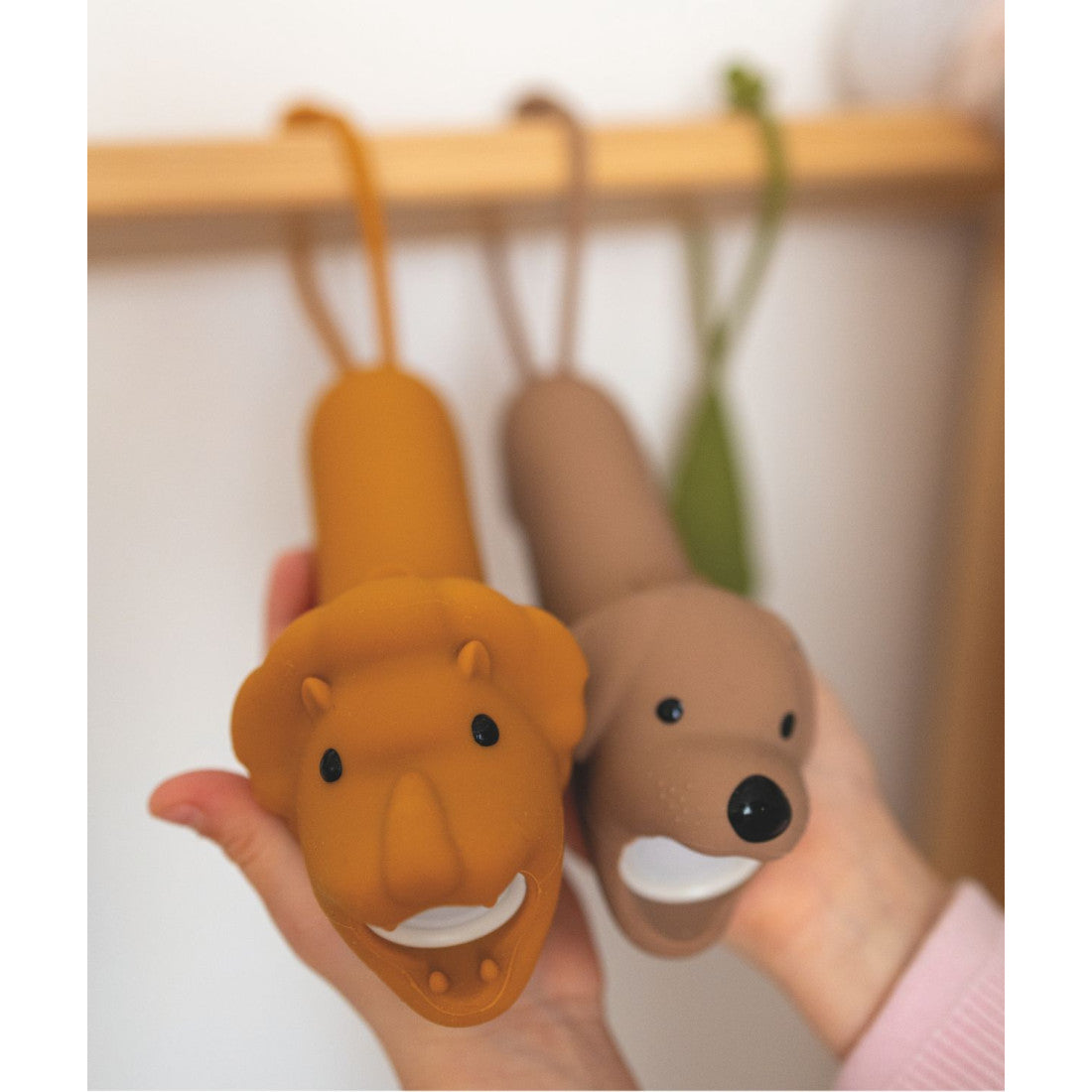 Latarka dla dzieci Lew LEO Rabbit & Friends – żółta – zdjęcie 3