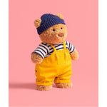 Miś Bartłomiej Jellycat w stroju marynarza na różowym tle