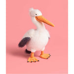 Maskotka Jellycat – Pelikan Keli 34 cm, pelikan na stojąco, na różowym tle