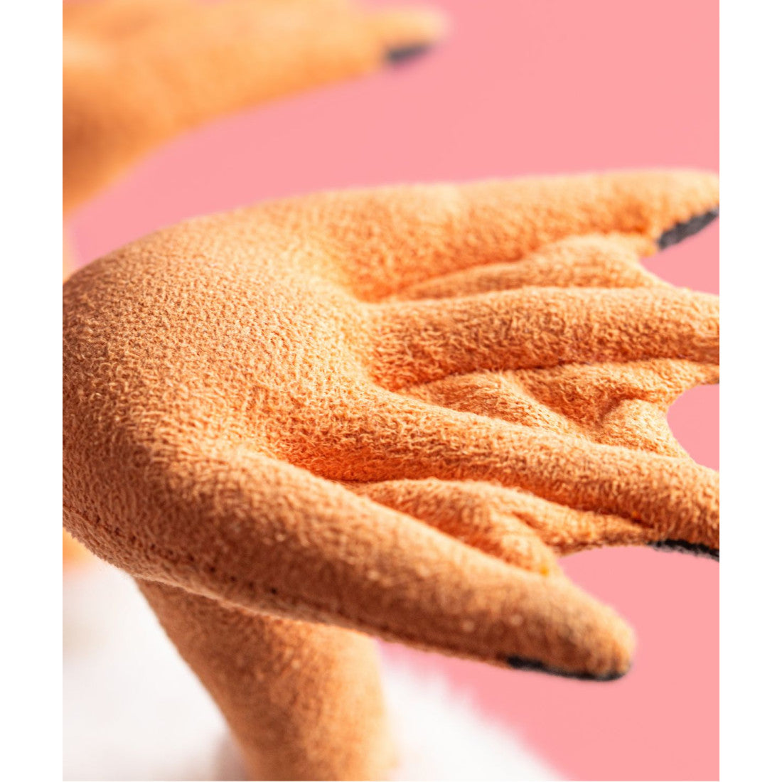 Maskotka Jellycat – Pelikan Keli 34 cm, zbliżenie na płetwiastą łapę