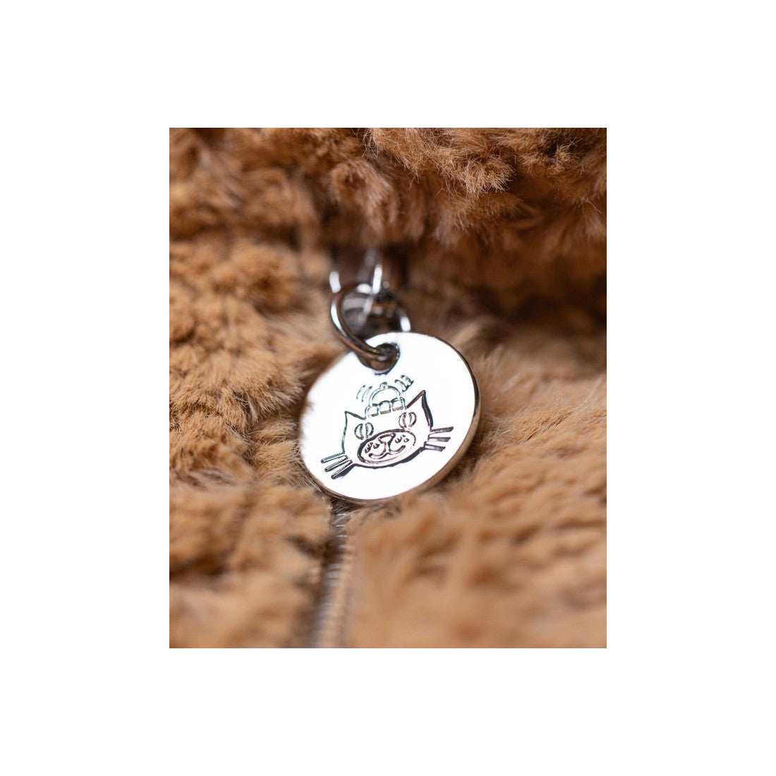 Plecak Jellycat – Miś Bartłomiej 31 cm, zbliżenie na zawieszkę z logo Jellycat