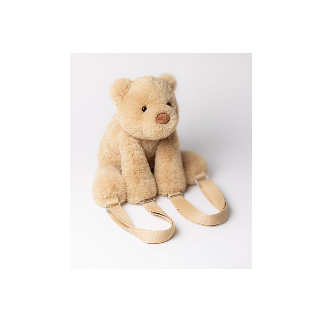 Plecak Jellycat – Miś Słodziak 43 cm, miś z szelkami na jasnym tle