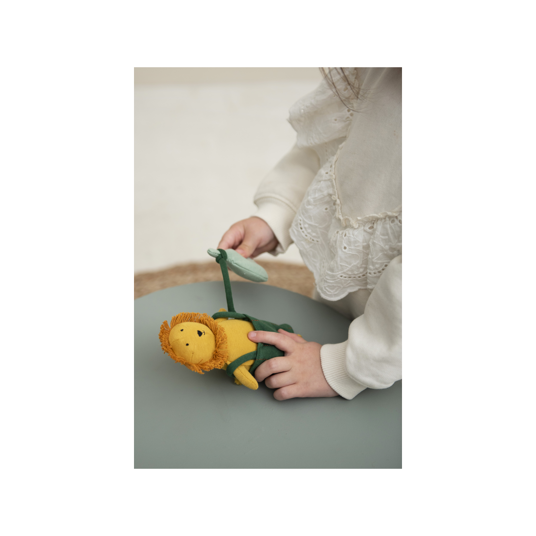 Pluszak Urocze Zwierzaki Trixie – Lew w ogrodniczkach, 13 cm – zdjęcie 3