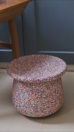 Stapelstein® Base super confetti — pojemnik na zabawki i siedzisko