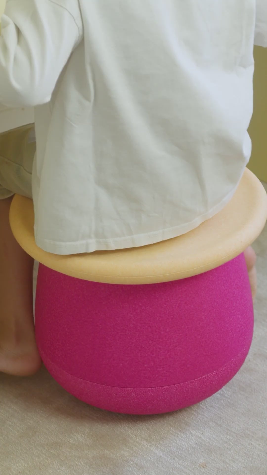 Stapelstein® Base pink — otwieranie pojemnika i siedzenie