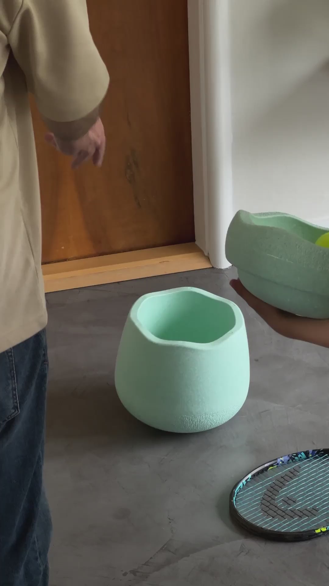 Stapelstein® Dynamic Small light green w domu — dziecko bawi się i siedzi na zestawie Base + Board