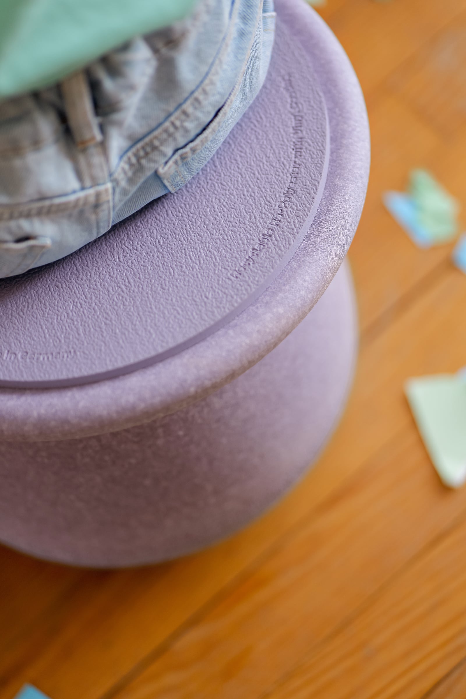 Stapelstein® Dynamic Small light violet — zbliżenie na siedzisko z dzieckiem