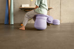 Dziecko przy biurku na Stapelstein® Dynamic Small light violet