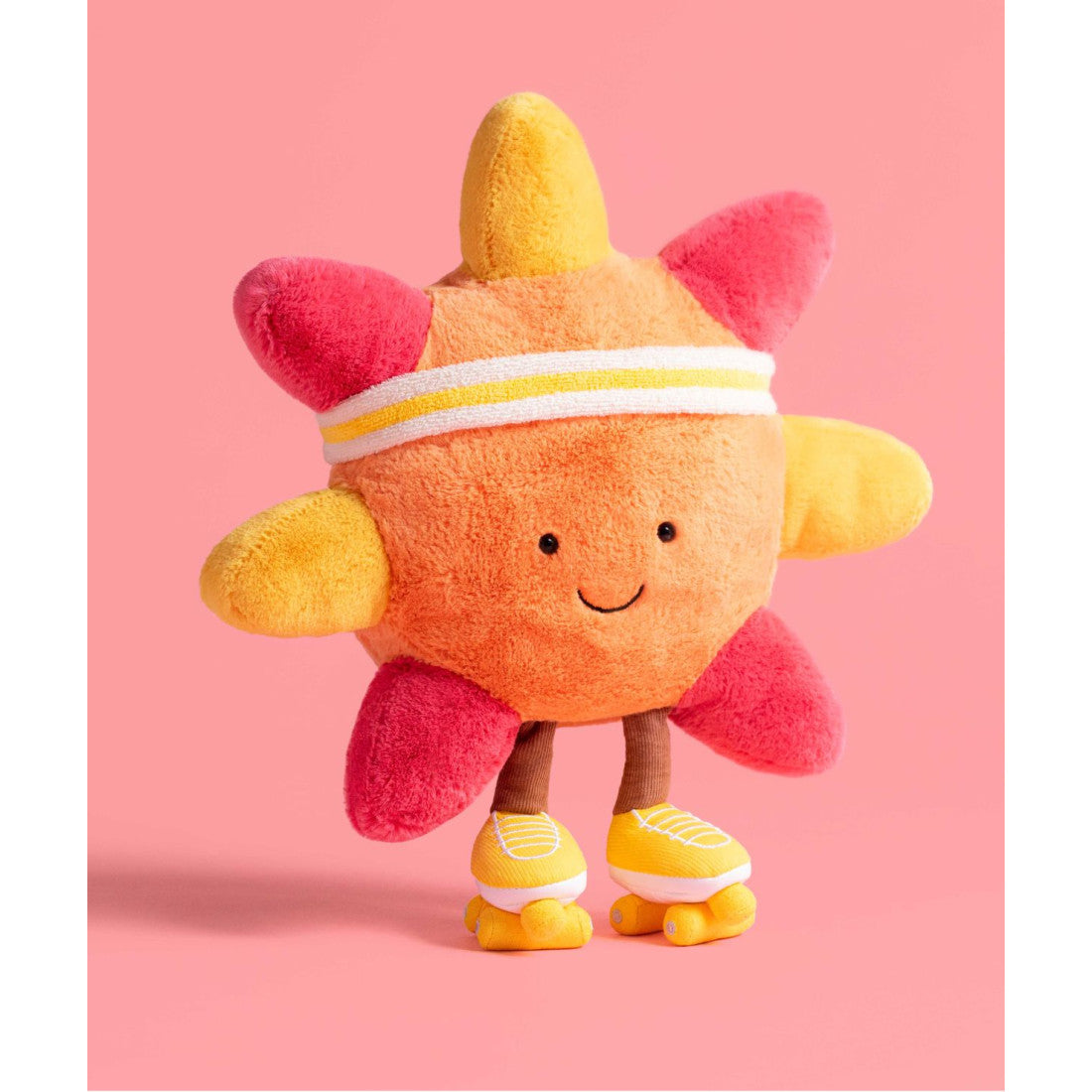 Maskotka Jellycat Amuseables – Słoneczko na Wrotkach 30 cm, na wrotkach, zdjęcie na różowym tle