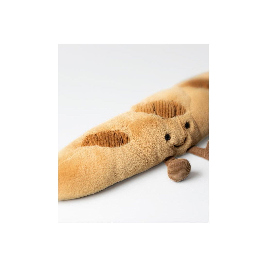 Maskotka Jellycat Amuseables – Bagietka 34 cm, zbliżenie na buzię i nacięcia