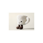 Pluszowa filiżanka espresso Jellycat z boku na jasnym tle