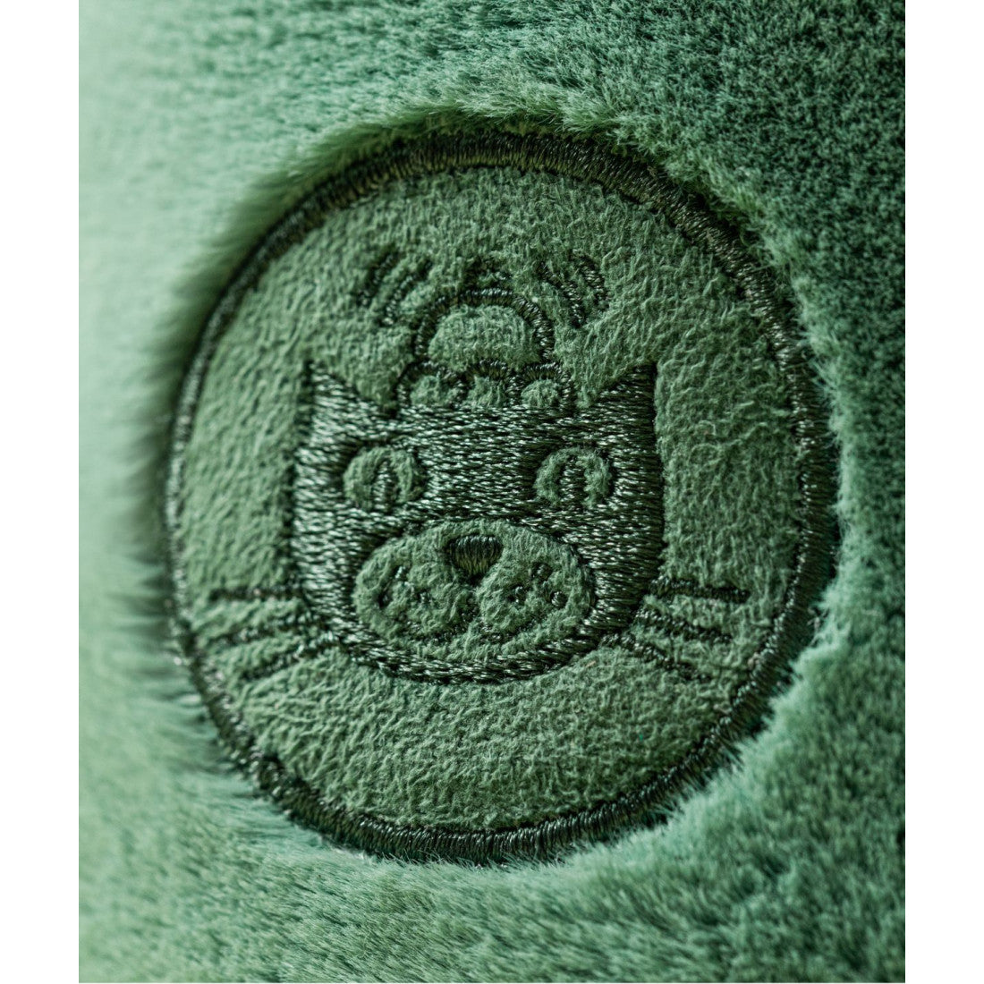 Maskotka Jellycat Amuseables – Konewka 28 cm, zbliżenie na logo Jellycat