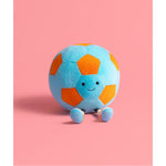 Maskotka Jellycat Amuseables – Piłka Nożna 27 cm, zdjęcie na różowym tle
