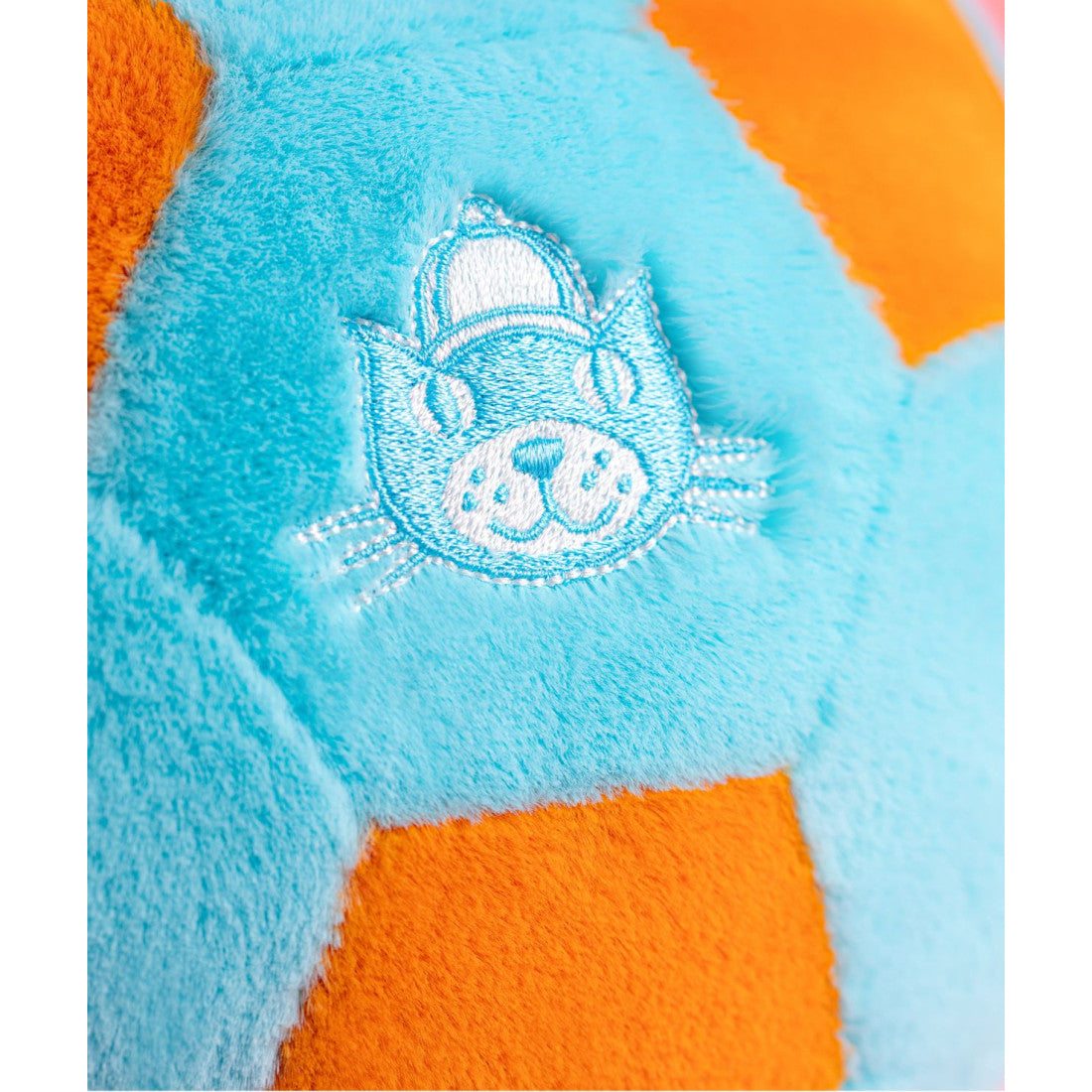 Maskotka Jellycat Amuseables – Piłka Nożna 27 cm, zbliżenie na wyhaftowane logo Jellycat