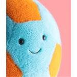 Maskotka Jellycat Amuseables – Piłka Nożna 27 cm, zbliżenie na buzię